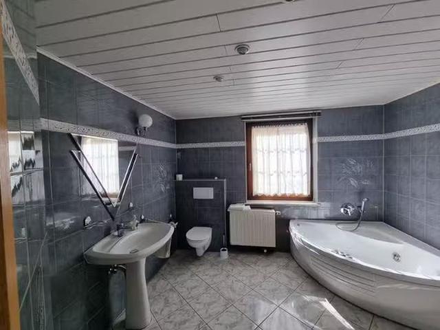 5 Zimmer 132 m² 999 € Kaltmiete Wohnungen in Elstra
