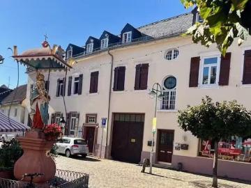 5 Zimmer 142 m² 1.600 € Kaltmiete Wohnungen in Hochheim a.