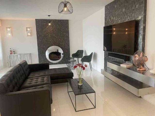 5 Zimmer, 177 m², 1. Stock