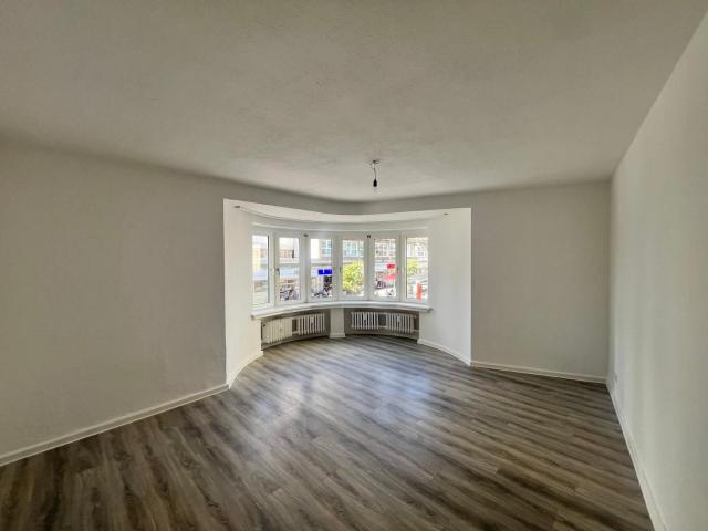 5 Zimmer Wohnung mit viel Tageslicht und Erker in Mülheim an der Ruhr, Schloßstraße
