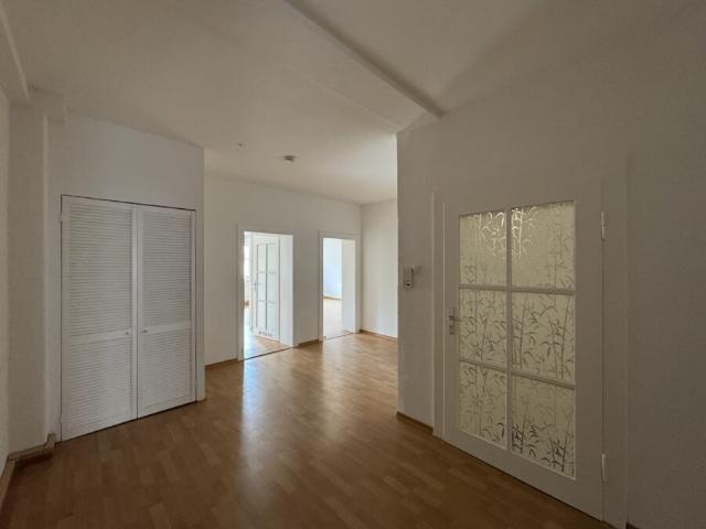 5‑Zimmer Wohnung mit Balkon in der Fußgängerzone