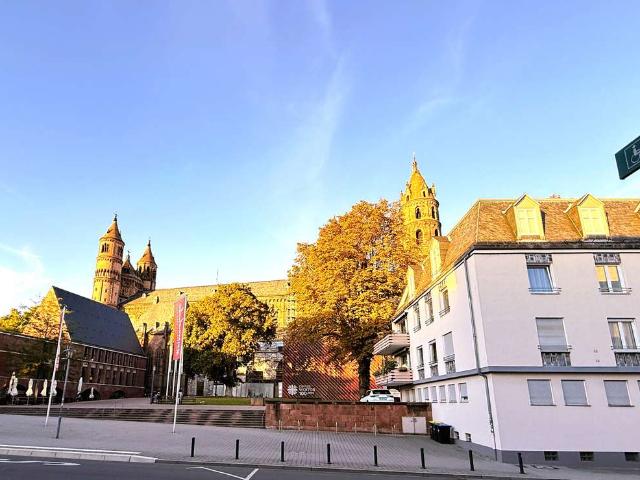 5 Zimmer Wohnung auf 1 Ebene mit 134 qm, EBK, Aufzug, 2 Bäder mit sensationelle Dom Panorama