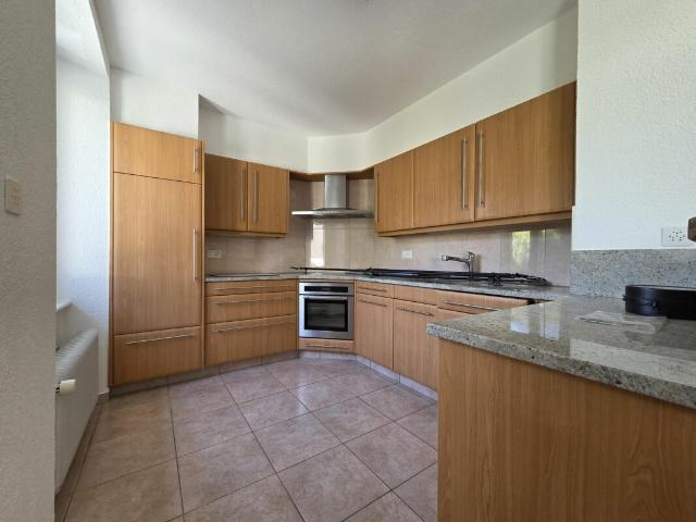 5 Zimmer Duplex Apartment mit Balkon und Aussenparkplätzen