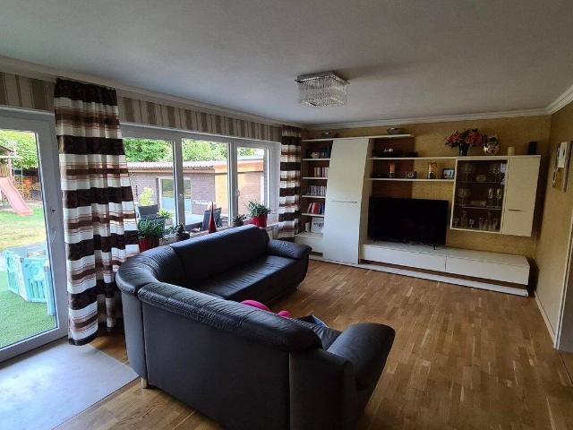 5 Zimmer EG Wohnung mit Garten, Outdoor Küche, Doppel Garage & Stellplatz Wohnen wie im Haus