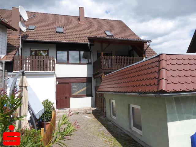 5 Zimmer Eigentumswohnung mit kleinem Grundstück mitten in Ernsbach
