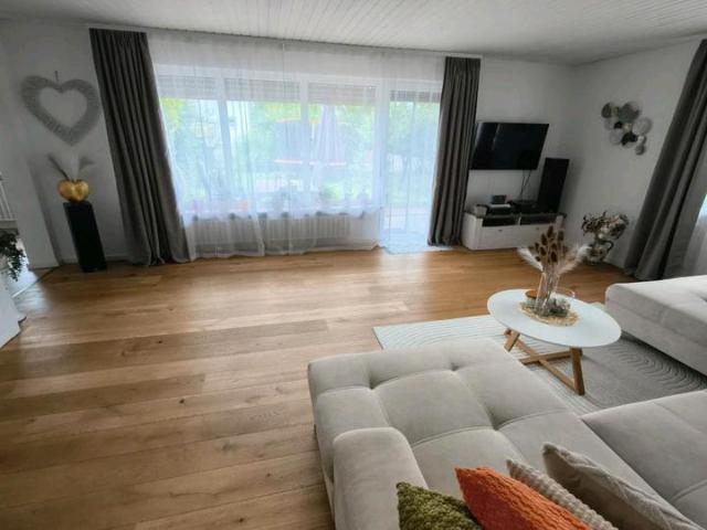 5 Zimmer Erdgeschosswohnung mit Garten,in 3 Familien Haus