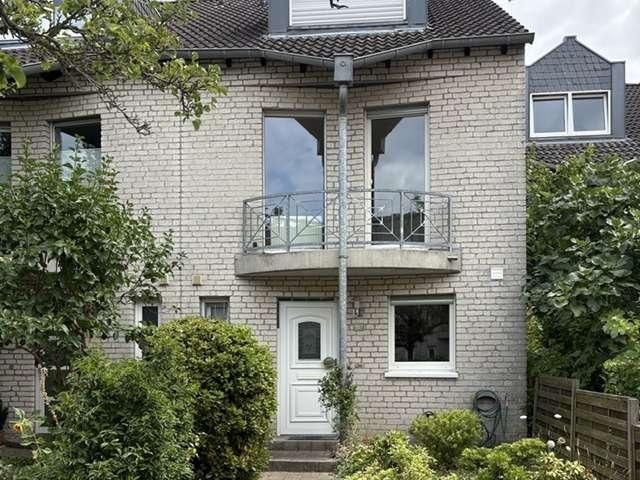 5 Zimmer Haus in Köln Weiß mit Garten und Garage in bester Rheinlage