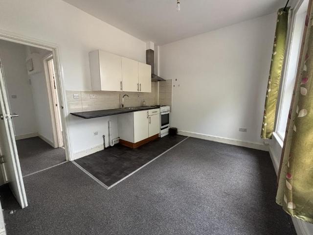 5, 17 Wordsworth Road 1 bed flat to rent £795 pcm £183 pw