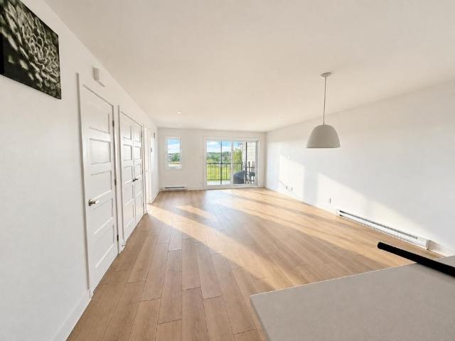 5 1/2 NEUF 2025 à Granby 3 chambres, 3e étage, A/C, animaux acceptés, borne VÉ