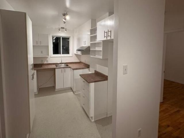 5 1/2 + entrée privée à louer
