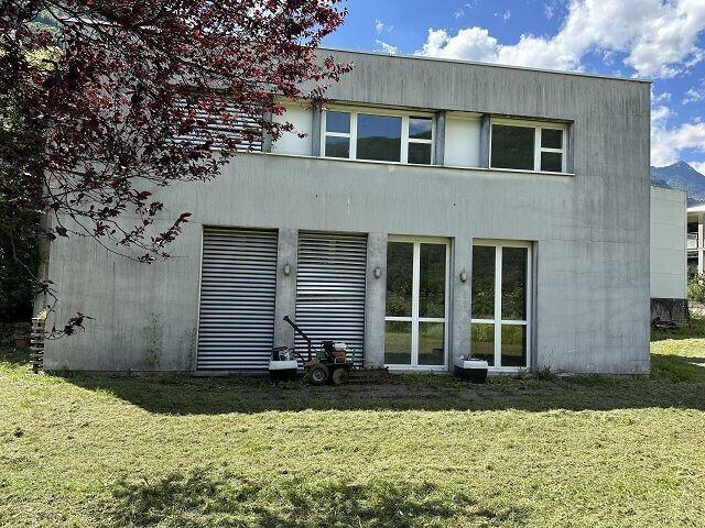 5 1/2.Zimmer Villa mit Werkhalle am Dorfrand an ruhiger, sonniger Lage / 5 1/2 Zimmer Villa mit ruhigem und sonnigem Labor