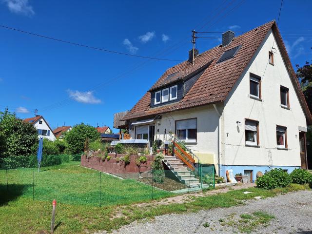 5 1/2 Zimmer Wohnung in ruhig gelegenem Zweifamilienwohnhaus mit sonnigem Garten