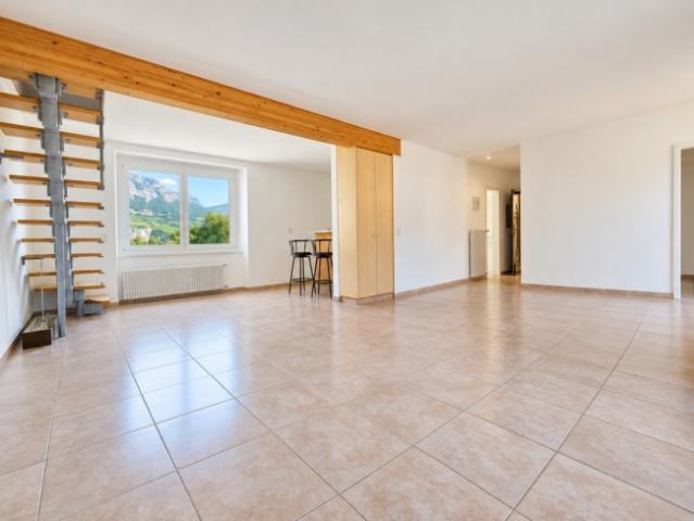 5 1/2 Zimmer Doppelhaus mit Balkon und Außenparkplätzen
