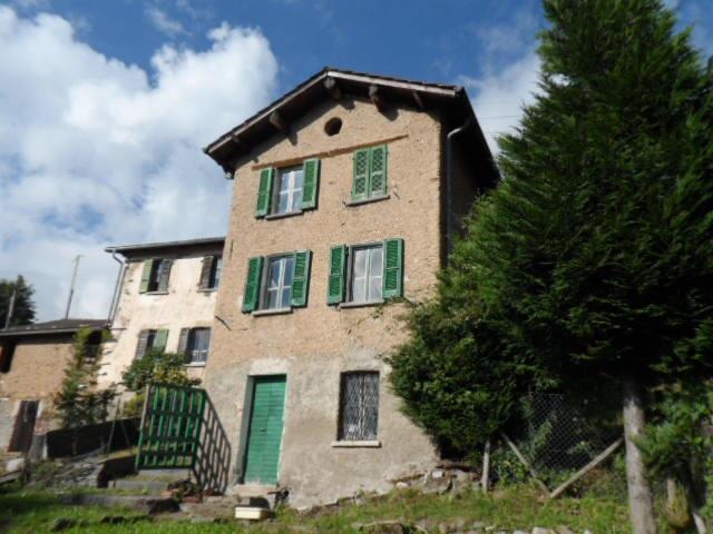 5 1/2 Zimmer Dorfhaus an sehr ruhiger, sonniger Aussichslage / Tessinisches Haus mit 5 1/2 Zimmern, renovierungsbedürftig, sehr sonnig und ruhig gelegen