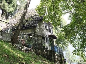 5 1/2 Zimmer Rustico an Alleinlage mit 10000 m2 Wiesland sehr sonnig und ruhig mit toller Aussicht / Rustico mit 5 1/2 Zimmern und 10000 m2 Land
