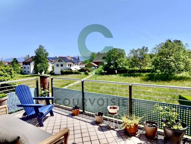 Komfortables Penthouse Doppelhaus mit Charakter und ungehinderter Sicht in der Nähe von Nyon