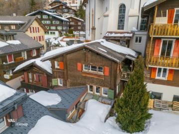 Traditionelles Walliser Haus im Dorfkern von Leukerbad