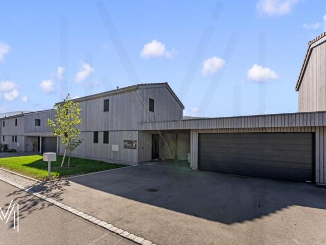 PRÄCHTIGES ZEITGENÖSSISCHES FREISTEHENDES HAUS MIT 5,5 ZIMMERN – Holzarchitektur, moderner Komfort und Lebensqualität zwischen Fribourg und Bulle