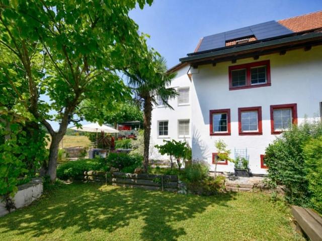 5.5 Zi. Bauernhausteil mit Scheune, viel Umschwung, Weit und Seesicht