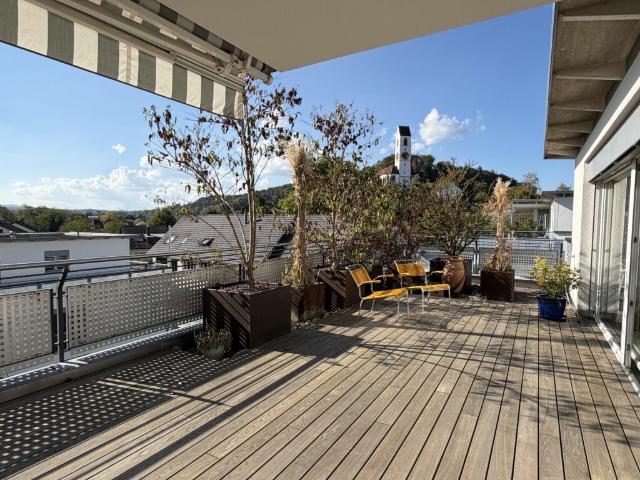 5.5 Zimmer Attika Wohnung im Zentrum und doch an ruhiger Lage und mit viel Privatsphäre 126 m2 Nettowohnfläche, mehr als 100 m2 Terrasse