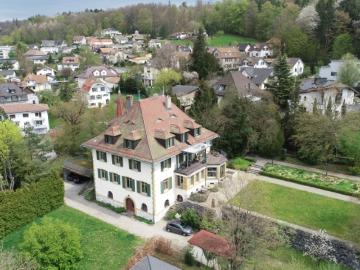 5.5 Zimmer Dachmaisonettewohnung in ehemaliger Bally Villa