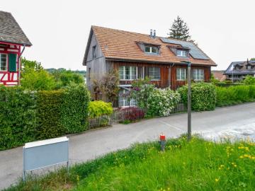 5.5 Zimmer Doppeleinfamilienhaushälfte mit ausgebautem Dachstock und Aussicht
