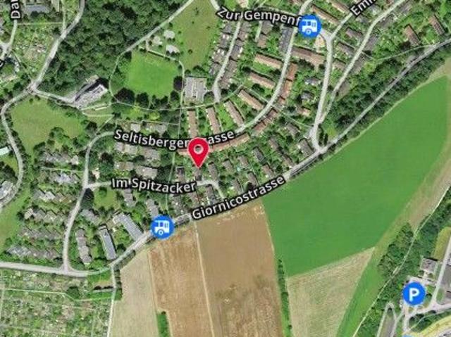5.5 Zimmer Eck Einfamilienhaus mit Garagengebäude