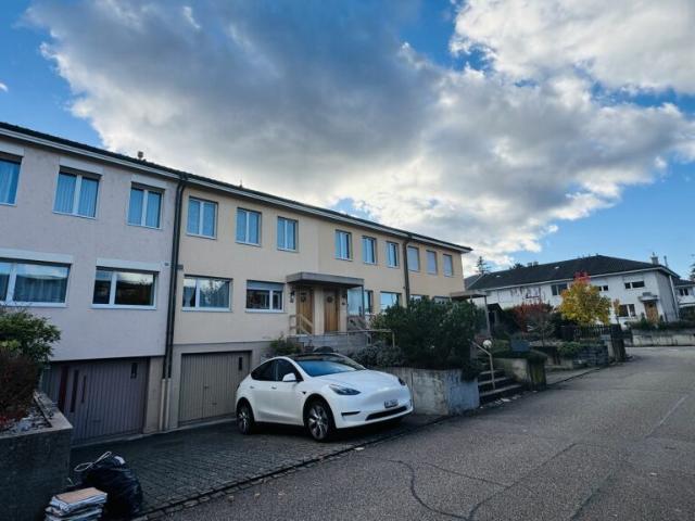 5.5 Zimmer Reihenhaus mit Garten und Garage sanierungsbedürftig