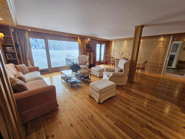 5,5 Zimmer Wohnung mit Hallenbad, Skirein und raus