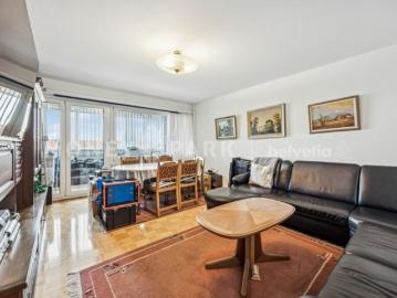 Iselin, Grossbasel - Balkon, Parkplatz