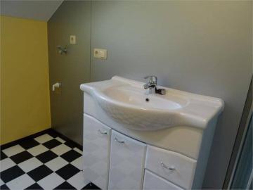 Traumaussicht im Dachgeschoß ab 1. August. 5,5 Zimmerwohnung Heizung inklusive
