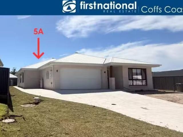 5a Grouper Crescent, Moonee Beach Townhouse for rent Listed b.