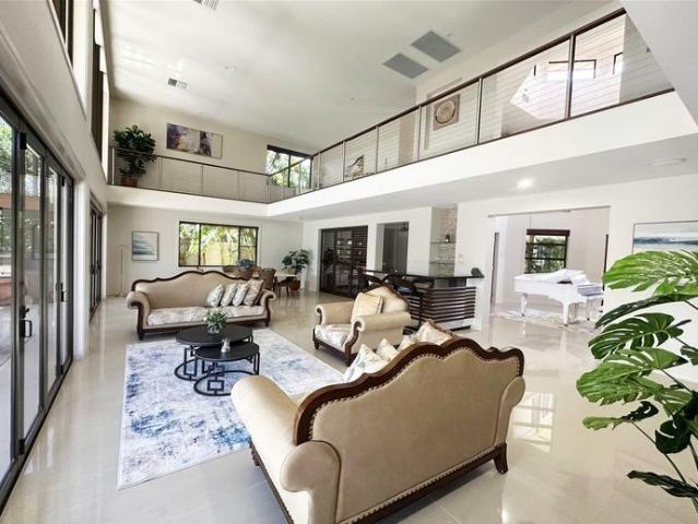 5BR Executive Waterfront Retreat in Hope Island