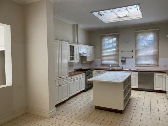 5BR large house near Train in Malvern Rd Glen Iris Great Location in Available now !
