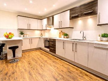 63 Ecco, 3 bedroom, Apartment