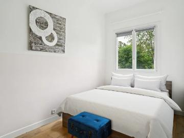 63m² flat on the second floor with lift of a residential building with caretaker, in Neuilly sur Seine