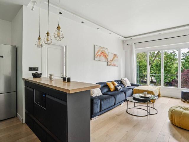 63m² flat on the second floor with lift of a residential building with caretaker, in Neuilly sur Seine