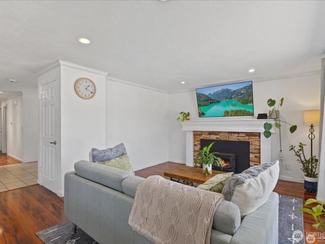 6004 99th Street NE