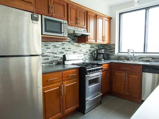 6001 6101 6151 Chemin de la Côte Saint Luc 2 Bedroom Apartment for Rent at 6001 Ch De La Côte Saint Luc, Hampstead, QC H3X 2G4