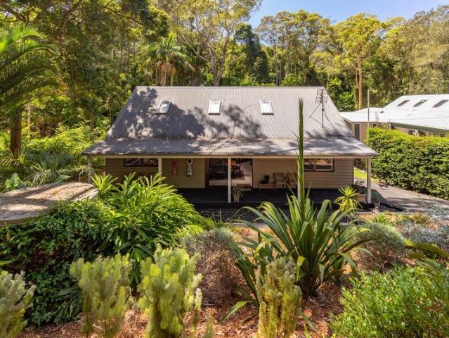 $600 per week | Fully Furnished Charming Lakeside Cottage with Loft & Alfresco Living