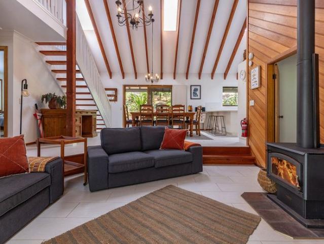 $600 per week | Fully Furnished Charming Lakeside Cottage with Loft & Alfresco Living