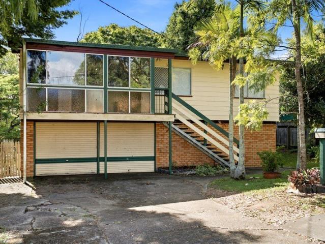 600m2 block and side access!