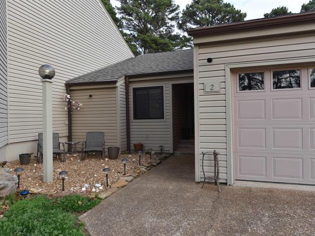 601 Woodlawn Dr #2