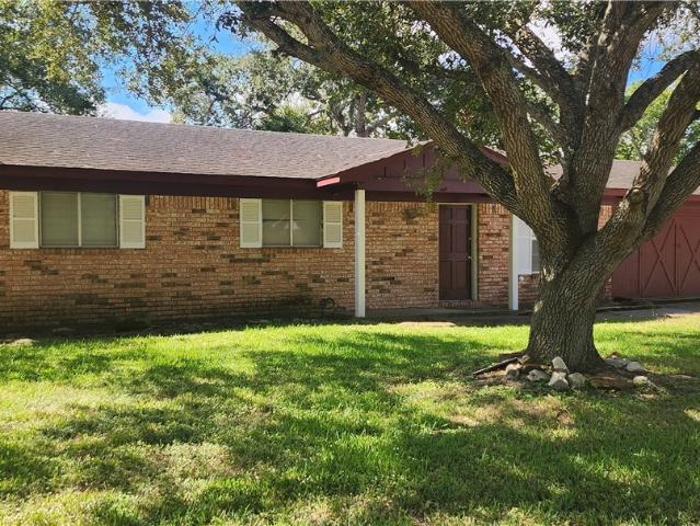 604 Davis St, Edna, TX 77957 | MLS #596347
