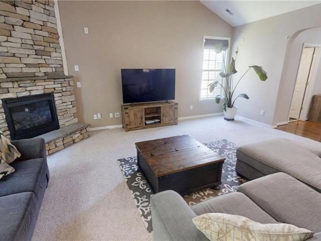 607 Queensbury LN