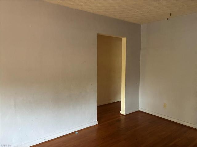 608 Edinburg AVE
