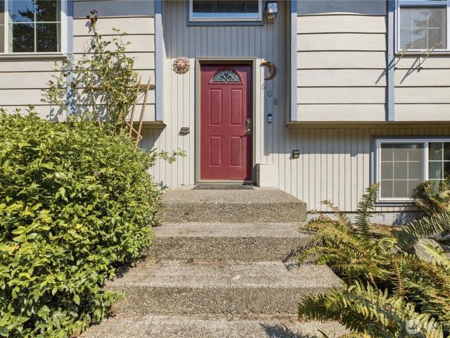 608 School Street SE