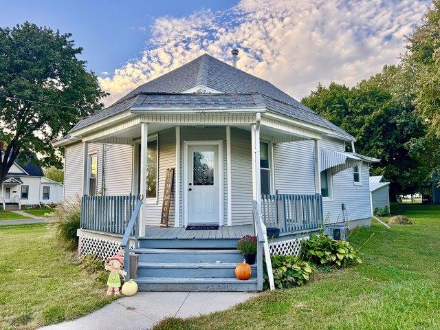 609 NW 3rd St, Aledo, IL 61231