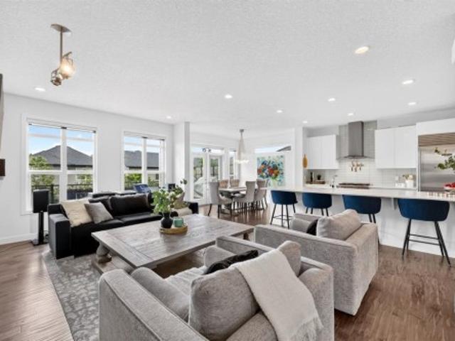 60 Tremblant Terrace Sw, Calgary, AB, T3H 0B9 house for sale | Listing ID A2324 | Royal LePage