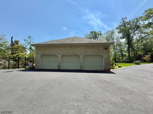 60 Evergreen Ln